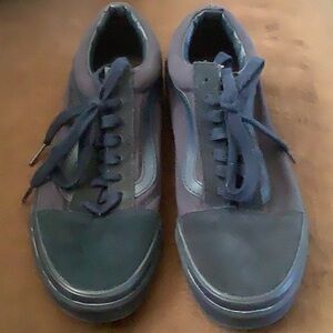 Vans dark blue lace up Old Skool sneakers. Unisex size 7 women’s or 5 1/2 men’s.